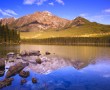 Papel de Parede Lago Com Pedras Refletindo Montanhas