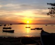 Papel de Parede Pôr-do-sol na Praia: Barcos no Mar