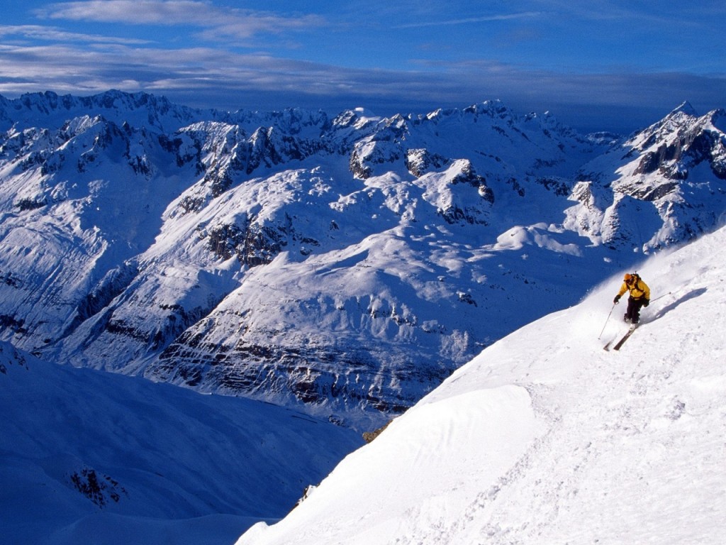 Papel de parede Ski na Montanha para download gratuito. Use no computador pc, mac, macbook, celular, smartphone, iPhone, onde quiser!