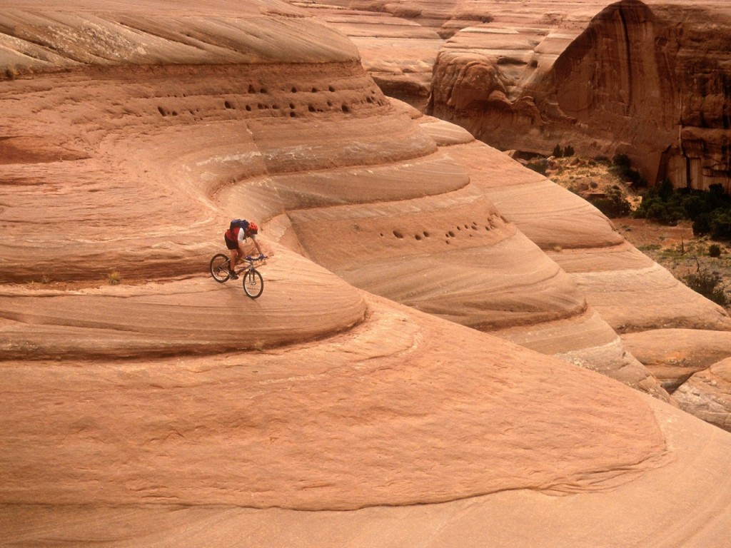 Papel de parede Descendo Montanha de Bicicleta para download gratuito. Use no computador pc, mac, macbook, celular, smartphone, iPhone, onde quiser!