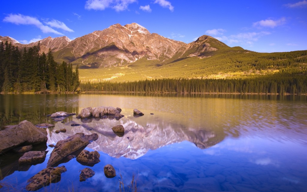 Papel de parede Lago Com Pedras Refletindo Montanhas para download gratuito. Use no computador pc, mac, macbook, celular, smartphone, iPhone, onde quiser!