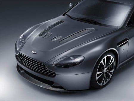 Papel de parede Aston Martin V12 Vantage 2010 para download gratuito. Use no computador pc, mac, macbook, celular, smartphone, iPhone, onde quiser!