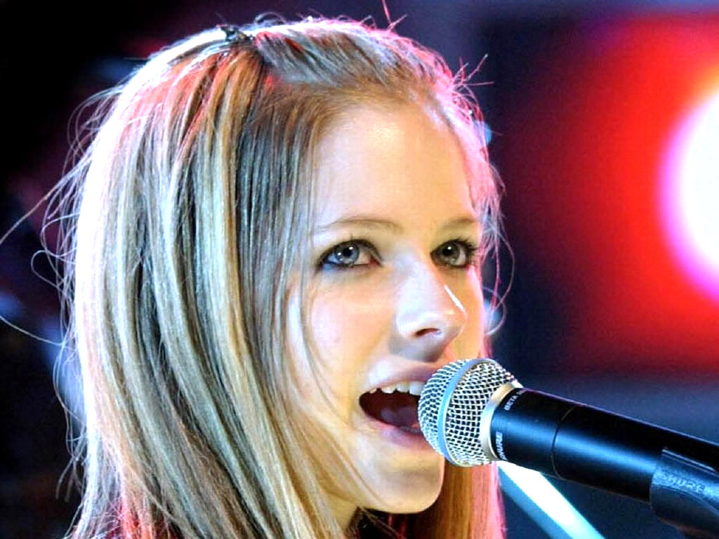 Papel de parede Avril Lavigne – Cantando para download gratuito. Use no computador pc, mac, macbook, celular, smartphone, iPhone, onde quiser!