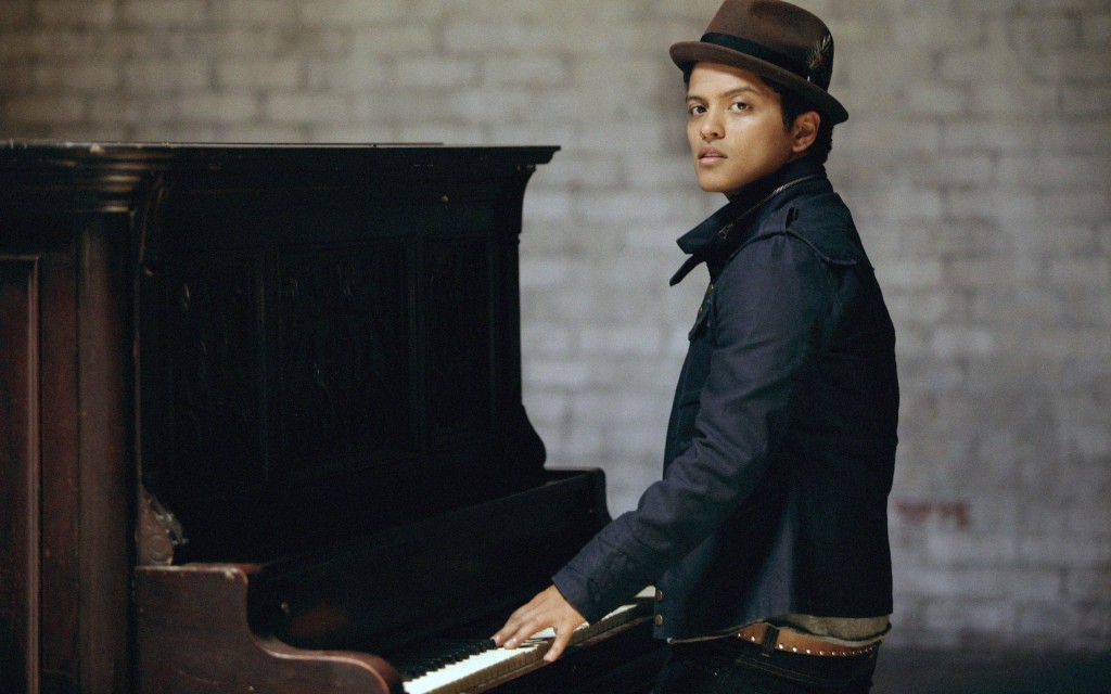 Papel de parede Bruno Mars: No Piano para download gratuito. Use no computador pc, mac, macbook, celular, smartphone, iPhone, onde quiser!