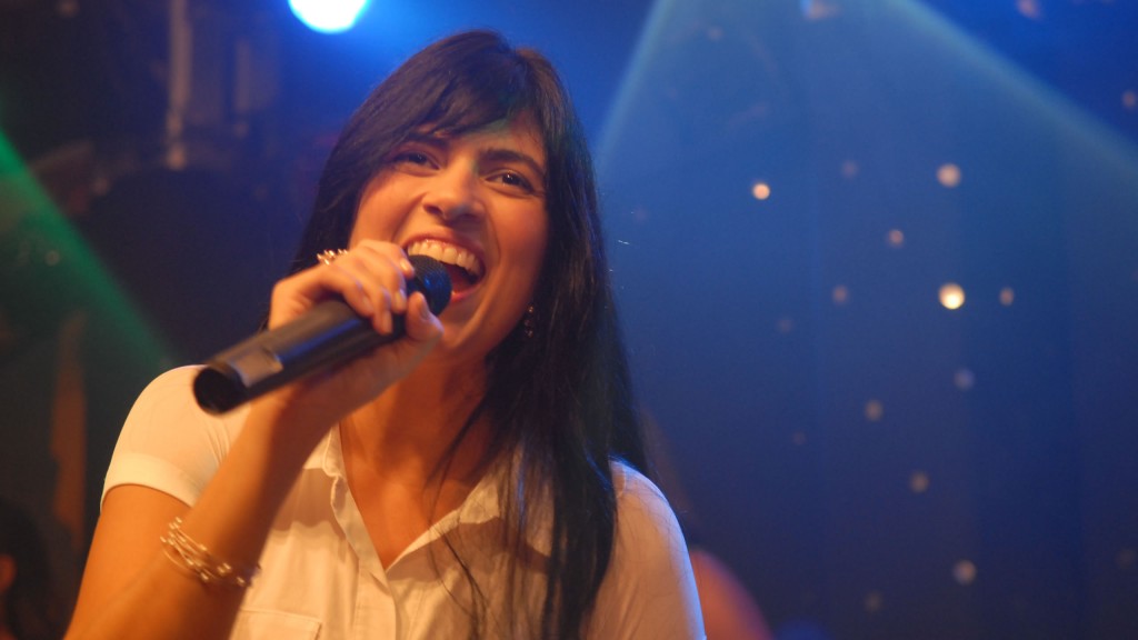 Papel de parede Fernanda Brum – Cantora Gospel para download gratuito. Use no computador pc, mac, macbook, celular, smartphone, iPhone, onde quiser!