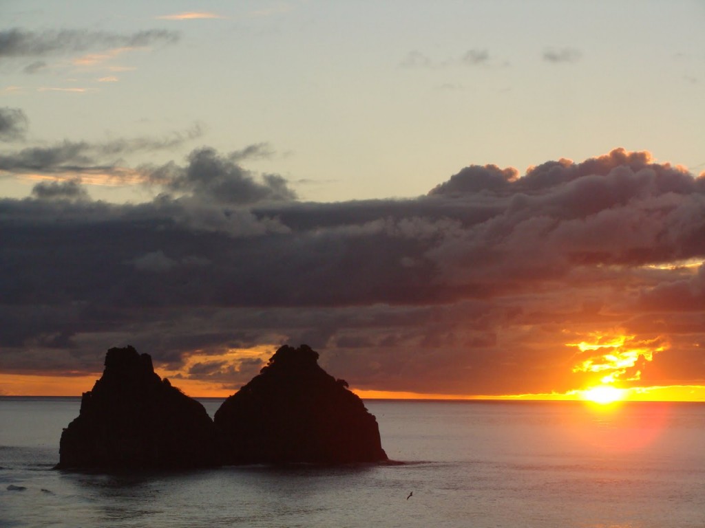 Papel de parede Fernando de Noronha: Sol Se Pondo para download gratuito. Use no computador pc, mac, macbook, celular, smartphone, iPhone, onde quiser!