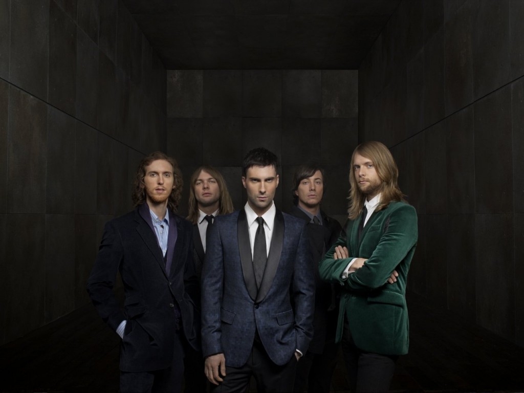 Papel de parede Maroon 5: De Terno para download gratuito. Use no computador pc, mac, macbook, celular, smartphone, iPhone, onde quiser!