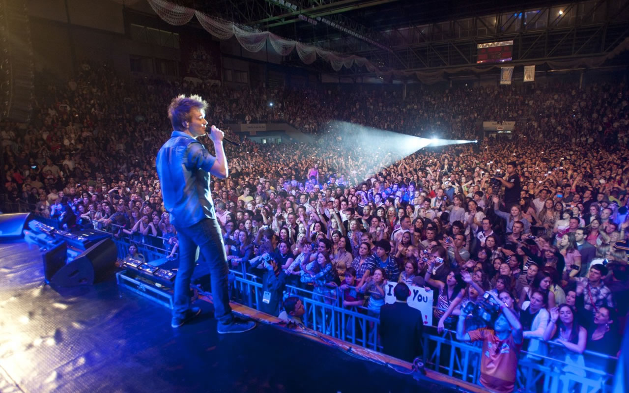 Papel de Parede Michel Teló: Show Wallpaper para Download no Celular ou