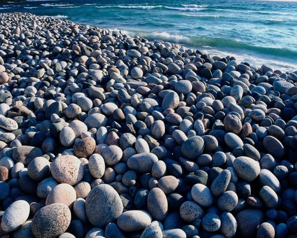 Papel de parede Pedras – Beira Mar para download gratuito. Use no computador pc, mac, macbook, celular, smartphone, iPhone, onde quiser!