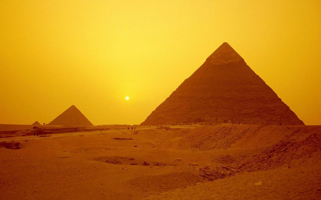 Papel de parede Pirâmides ao Sol do Deserto para download gratuito. Use no computador pc, mac, macbook, celular, smartphone, iPhone, onde quiser!