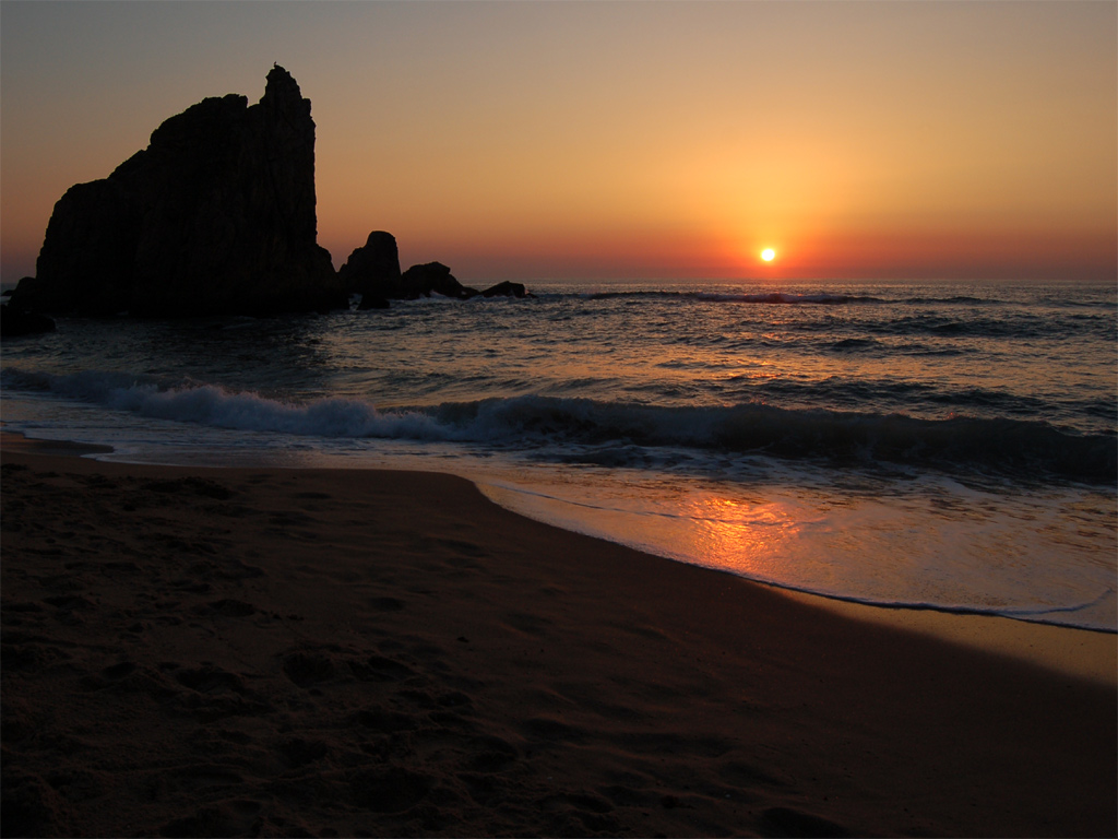 Papel de parede Pôr-do-sol na Praia: Pedras para download gratuito. Use no computador pc, mac, macbook, celular, smartphone, iPhone, onde quiser!