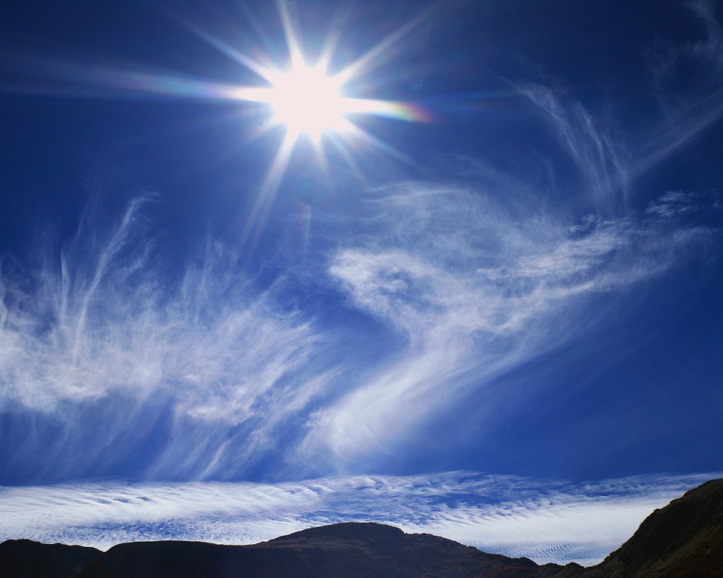 Papel de parede Sol com Nuvens nas Montanhas para download gratuito. Use no computador pc, mac, macbook, celular, smartphone, iPhone, onde quiser!