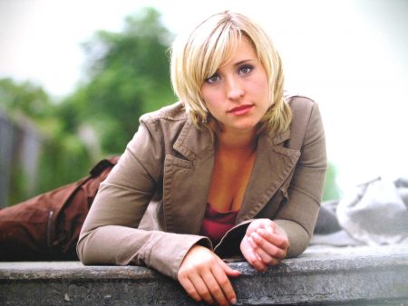 Papel de parede Allison Mack para download gratuito. Use no computador pc, mac, macbook, celular, smartphone, iPhone, onde quiser!