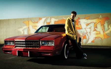 Papel de parede Breaking Bad – Jesse Pinkman com Monte Carlo Vermelho para download gratuito. Use no computador pc, mac, macbook, celular, smartphone, iPhone, onde quiser!