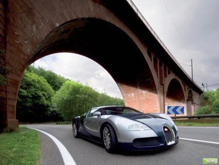 Papel de parede Bugatti na rua para download gratuito. Use no computador pc, mac, macbook, celular, smartphone, iPhone, onde quiser!