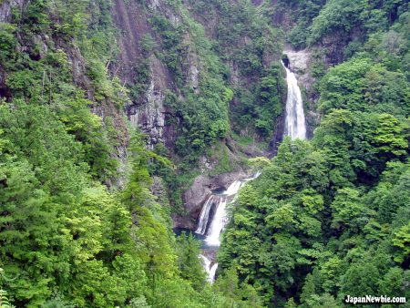 Papel de parede Cachoeira Japonesa para download gratuito. Use no computador pc, mac, macbook, celular, smartphone, iPhone, onde quiser!