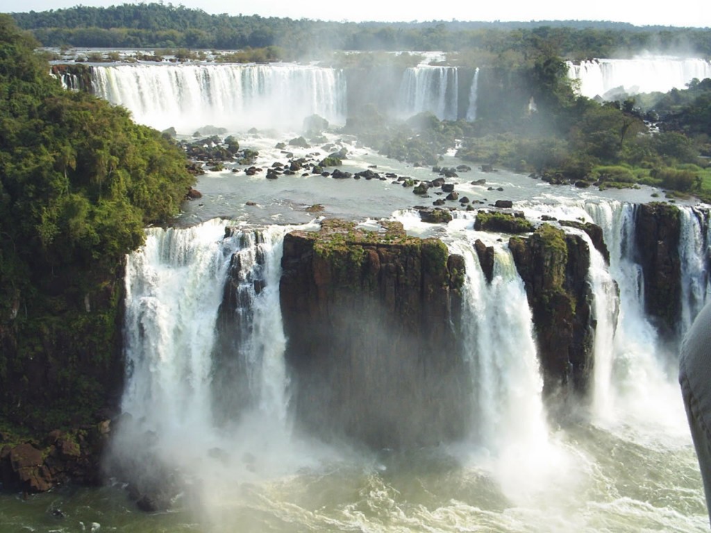 Papel de parede Cataratas do Iguaçu Paisagem para download gratuito. Use no computador pc, mac, macbook, celular, smartphone, iPhone, onde quiser!