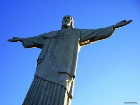 Papel de parede Cristo Redentor – Abençoando para download gratuito. Use no computador pc, mac, macbook, celular, smartphone, iPhone, onde quiser!