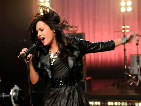 Papel de parede Demi Lovato – Show para download gratuito. Use no computador pc, mac, macbook, celular, smartphone, iPhone, onde quiser!