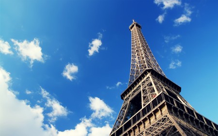 Papel de parede Torre Eiffel e o céu de Paris para download gratuito. Use no computador pc, mac, macbook, celular, smartphone, iPhone, onde quiser!