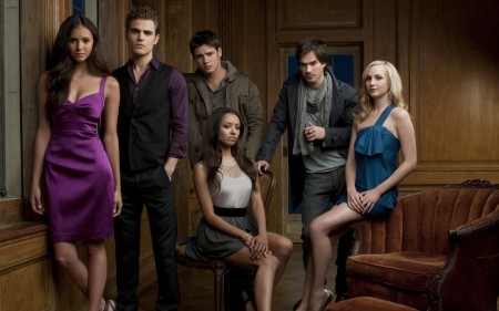 Papel de parede Elena e Jeremy Gilbert, Stefan e Damon Salvatore, Bonnie Bennett e Caroline Forbes – The Vampire Diaries para download gratuito. Use no computador pc, mac, macbook, celular, smartphone, iPhone, onde quiser!