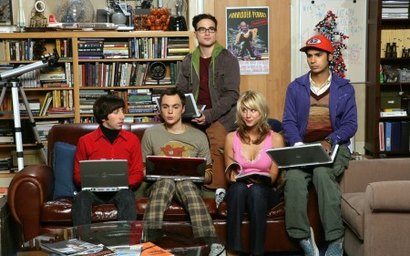 Papel de parede Elenco no Sofá – The Big Bang Theory para download gratuito. Use no computador pc, mac, macbook, celular, smartphone, iPhone, onde quiser!