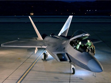 Papel de parede F-22 Raptor no Hangar para download gratuito. Use no computador pc, mac, macbook, celular, smartphone, iPhone, onde quiser!