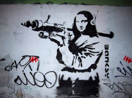 Papel de parede Graffiti Monalisa Armada para download gratuito. Use no computador pc, mac, macbook, celular, smartphone, iPhone, onde quiser!