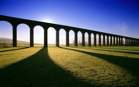 Papel de parede Aqueduto Romano em Pamplona para download gratuito. Use no computador pc, mac, macbook, celular, smartphone, iPhone, onde quiser!