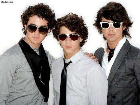 Papel de parede Jonas Brothers Sunglasses para download gratuito. Use no computador pc, mac, macbook, celular, smartphone, iPhone, onde quiser!