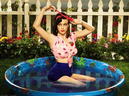 Papel de parede Katy Perry na Pequena Piscina para download gratuito. Use no computador pc, mac, macbook, celular, smartphone, iPhone, onde quiser!