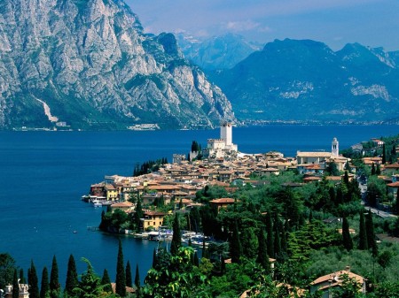 Papel de parede Lago Garda – Malcesine, Itália para download gratuito. Use no computador pc, mac, macbook, celular, smartphone, iPhone, onde quiser!