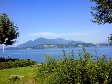 Papel de parede Lago Maggiore, italia para download gratuito. Use no computador pc, mac, macbook, celular, smartphone, iPhone, onde quiser!