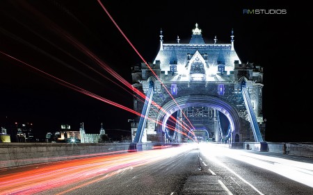 Papel de parede Tower Bridge Iluminada para download gratuito. Use no computador pc, mac, macbook, celular, smartphone, iPhone, onde quiser!