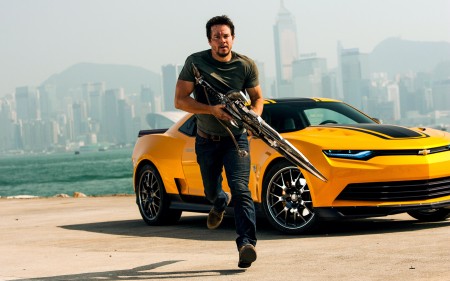 Papel de parede Transformers 4: Bumblebee e Cade Yeager para download gratuito. Use no computador pc, mac, macbook, celular, smartphone, iPhone, onde quiser!