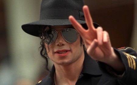 Papel de parede Michael Jackson com Sinal da Paz para download gratuito. Use no computador pc, mac, macbook, celular, smartphone, iPhone, onde quiser!