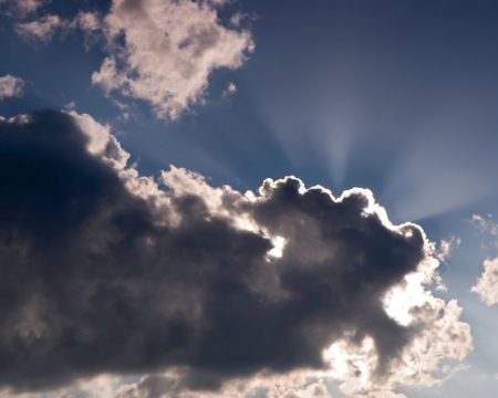 Papel de parede Nas Nuvens – Raios de Sol para download gratuito. Use no computador pc, mac, macbook, celular, smartphone, iPhone, onde quiser!
