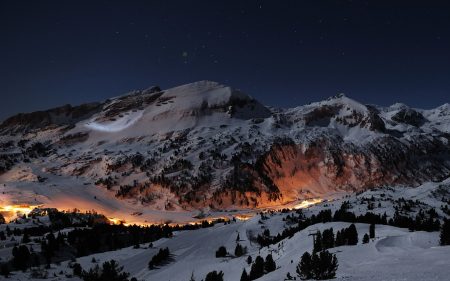 Papel de parede Noite nas Montanhas para download gratuito. Use no computador pc, mac, macbook, celular, smartphone, iPhone, onde quiser!