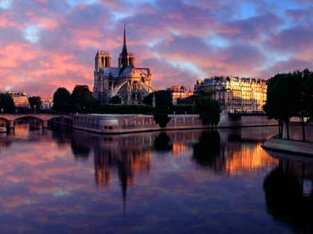 Papel de parede Notre Dame Ao Crepúsculo – Páris, França para download gratuito. Use no computador pc, mac, macbook, celular, smartphone, iPhone, onde quiser!