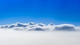 Papel de parede 4K de céu azul de nuvens