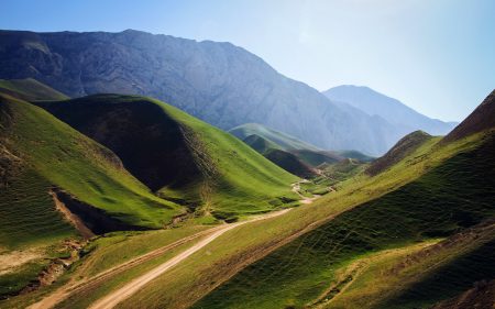 Papel de parede Montanhas verdes no Afeganistão para download gratuito. Use no computador pc, mac, macbook, celular, smartphone, iPhone, onde quiser!