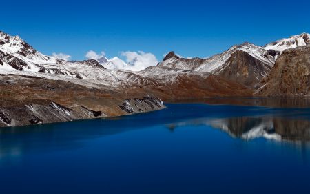 Papel de parede Tilicho Lake Nepal 5K para download gratuito. Use no computador pc, mac, macbook, celular, smartphone, iPhone, onde quiser!