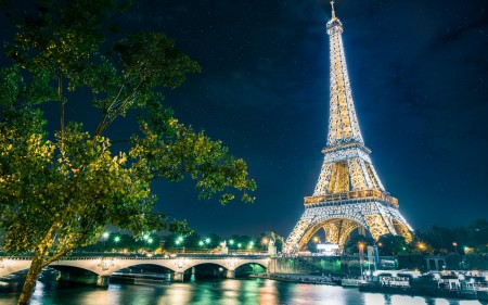 Papel de parede Torre Eiffel Iluminada para download gratuito. Use no computador pc, mac, macbook, celular, smartphone, iPhone, onde quiser!