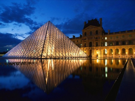 Papel de parede Pirâmide do Museu Luvre em París, França para download gratuito. Use no computador pc, mac, macbook, celular, smartphone, iPhone, onde quiser!
