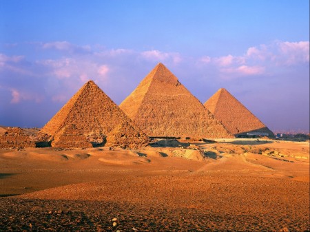 Papel de parede Pirâmides de Gizé, Egito para download gratuito. Use no computador pc, mac, macbook, celular, smartphone, iPhone, onde quiser!