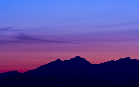 Papel de parede Pôr-do-Sol nas Montanhas para download gratuito. Use no computador pc, mac, macbook, celular, smartphone, iPhone, onde quiser!