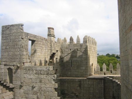 Papel de parede Ruínas do castelo para download gratuito. Use no computador pc, mac, macbook, celular, smartphone, iPhone, onde quiser!