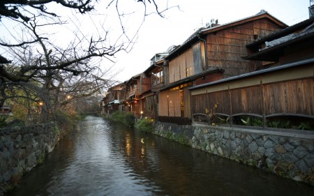 Papel de parede Shirakawa of Gion, Japão para download gratuito. Use no computador pc, mac, macbook, celular, smartphone, iPhone, onde quiser!