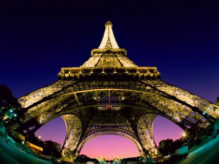 Papel de parede Torre Eiffel – Ângulo para download gratuito. Use no computador pc, mac, macbook, celular, smartphone, iPhone, onde quiser!