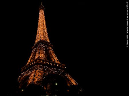 Papel de parede Torre Eiffel – Com Luzes para download gratuito. Use no computador pc, mac, macbook, celular, smartphone, iPhone, onde quiser!